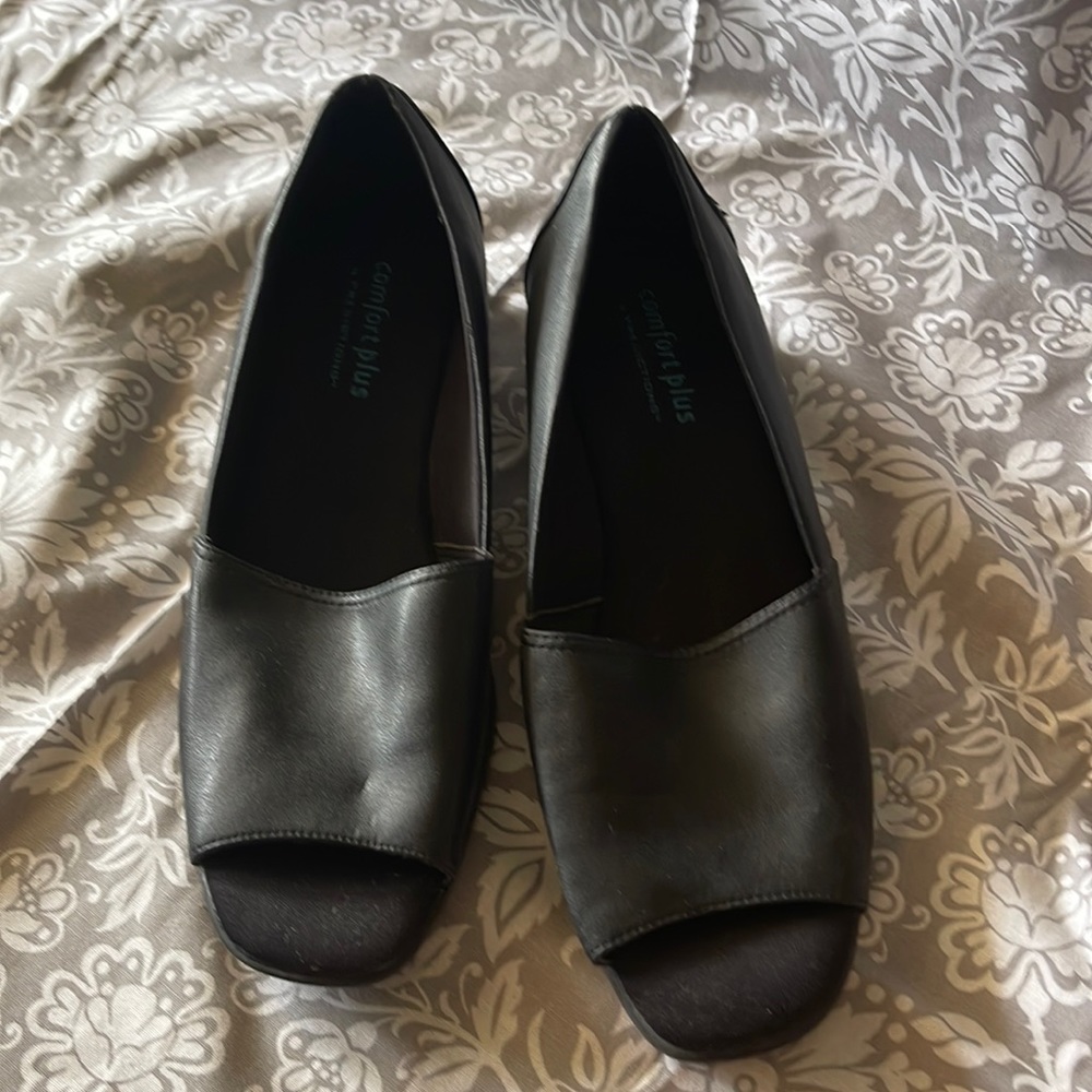 Comfort plus women’s shoe size 7 1/2.